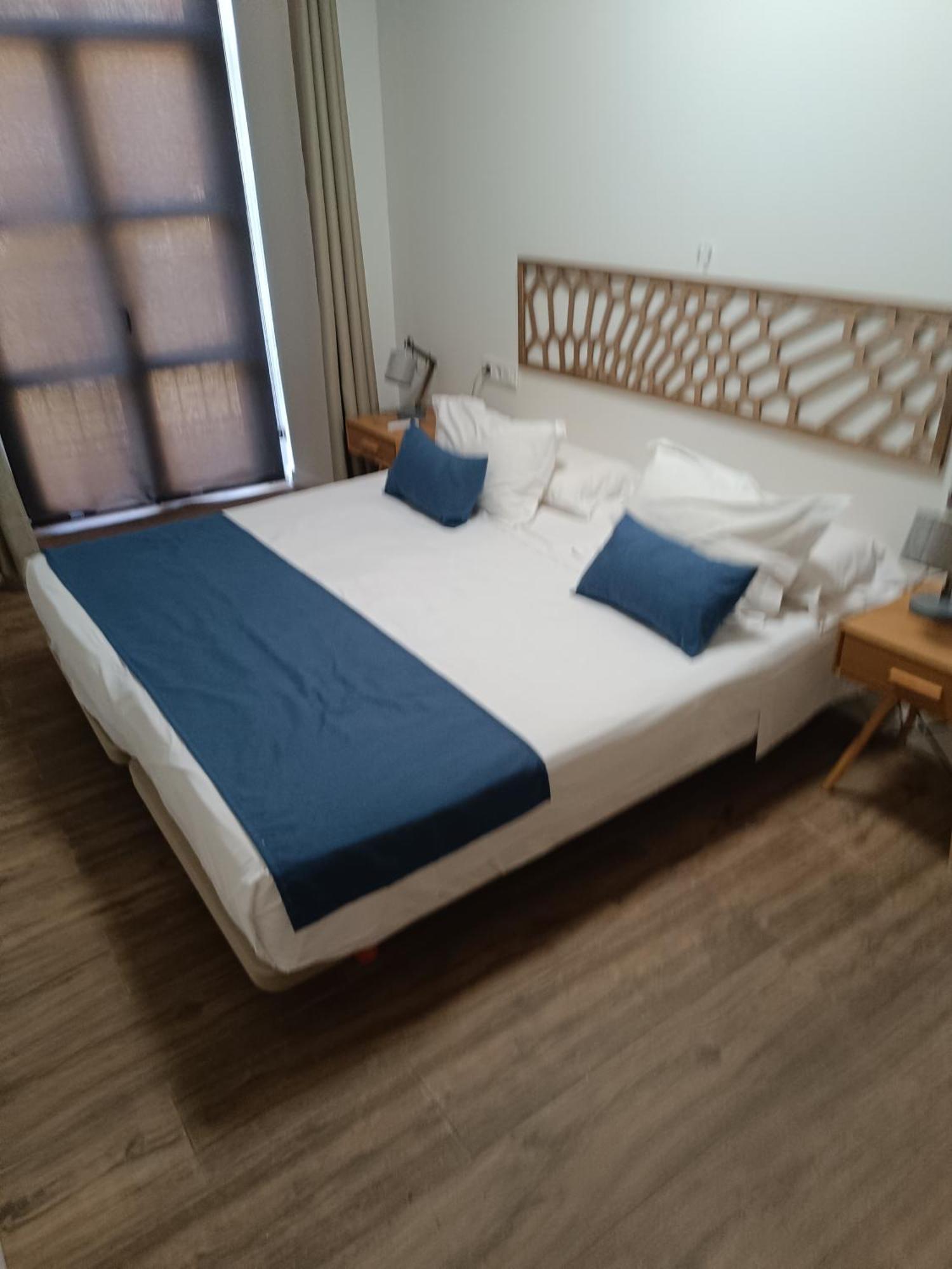 Apartamentos Al-Qazeres Luxury La Concepcion กาเซเรส ภายนอก รูปภาพ